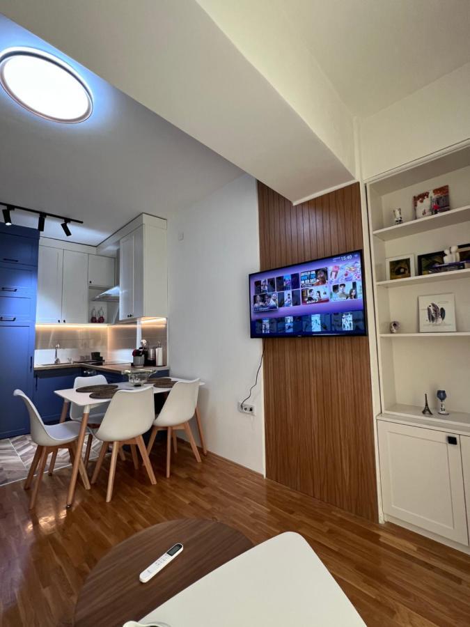 Brand New Modern In Apartment *