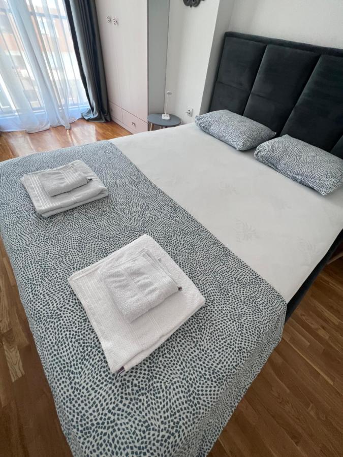 Brand New Modern In Apartment *